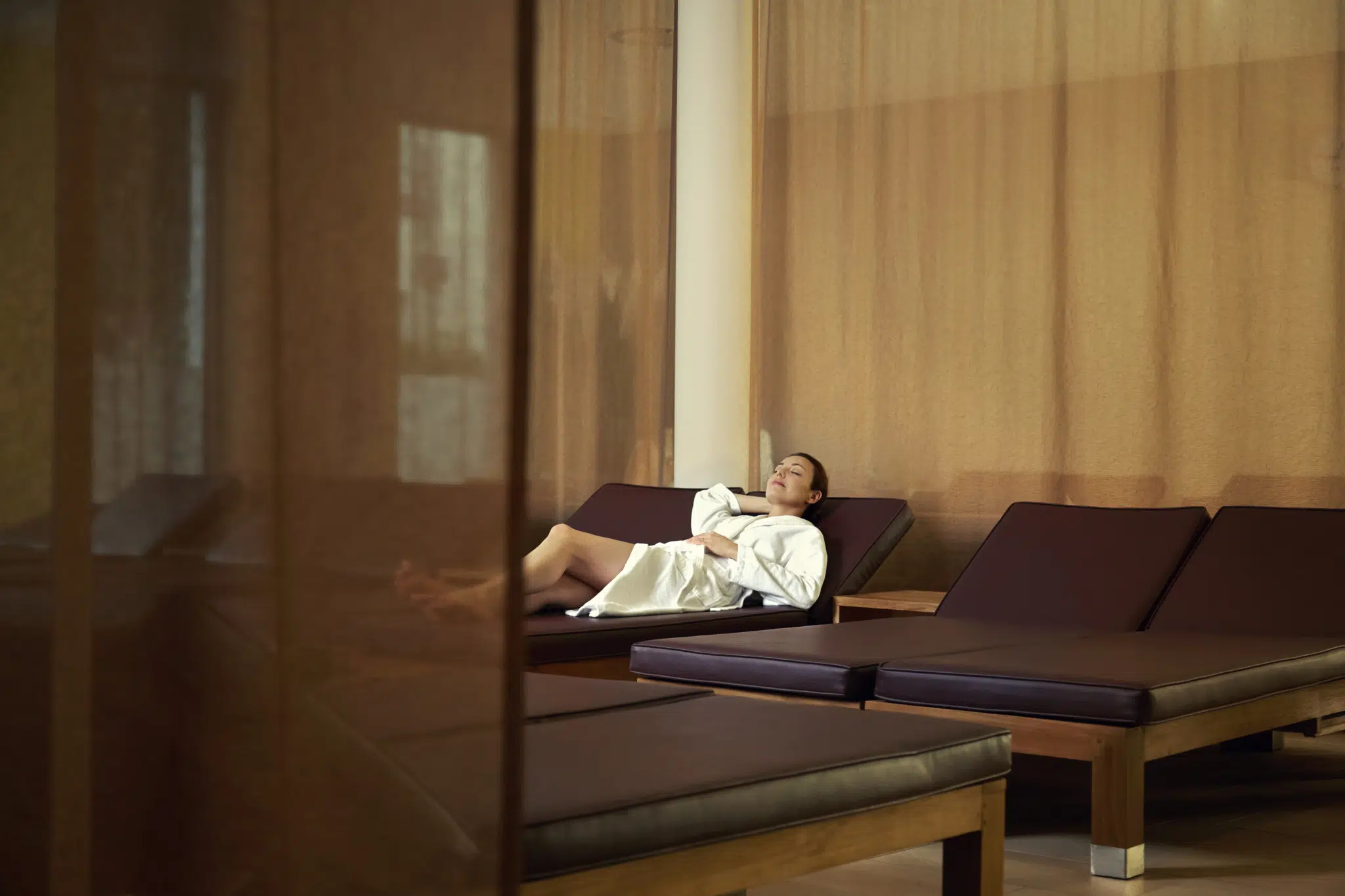 Sie sehen eine Frau im Ruheraum der Therme Laa in Niederösterreich.