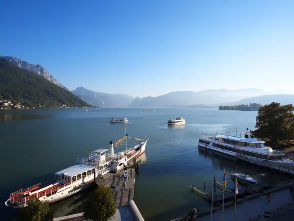 Traunseeschifffahrt im Salzkammergut im Sommer in der Nähe vom JUFA Hotel Almtal. Der Ort für erholsamen Familienurlaub und einen unvergesslichen Winter- und Wanderurlaub.