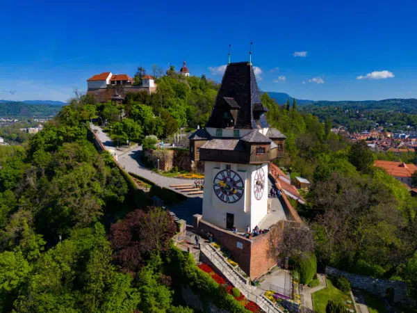 Ihr seht den Uhrturm und die Festung auf dem Schlossberg in Graz.