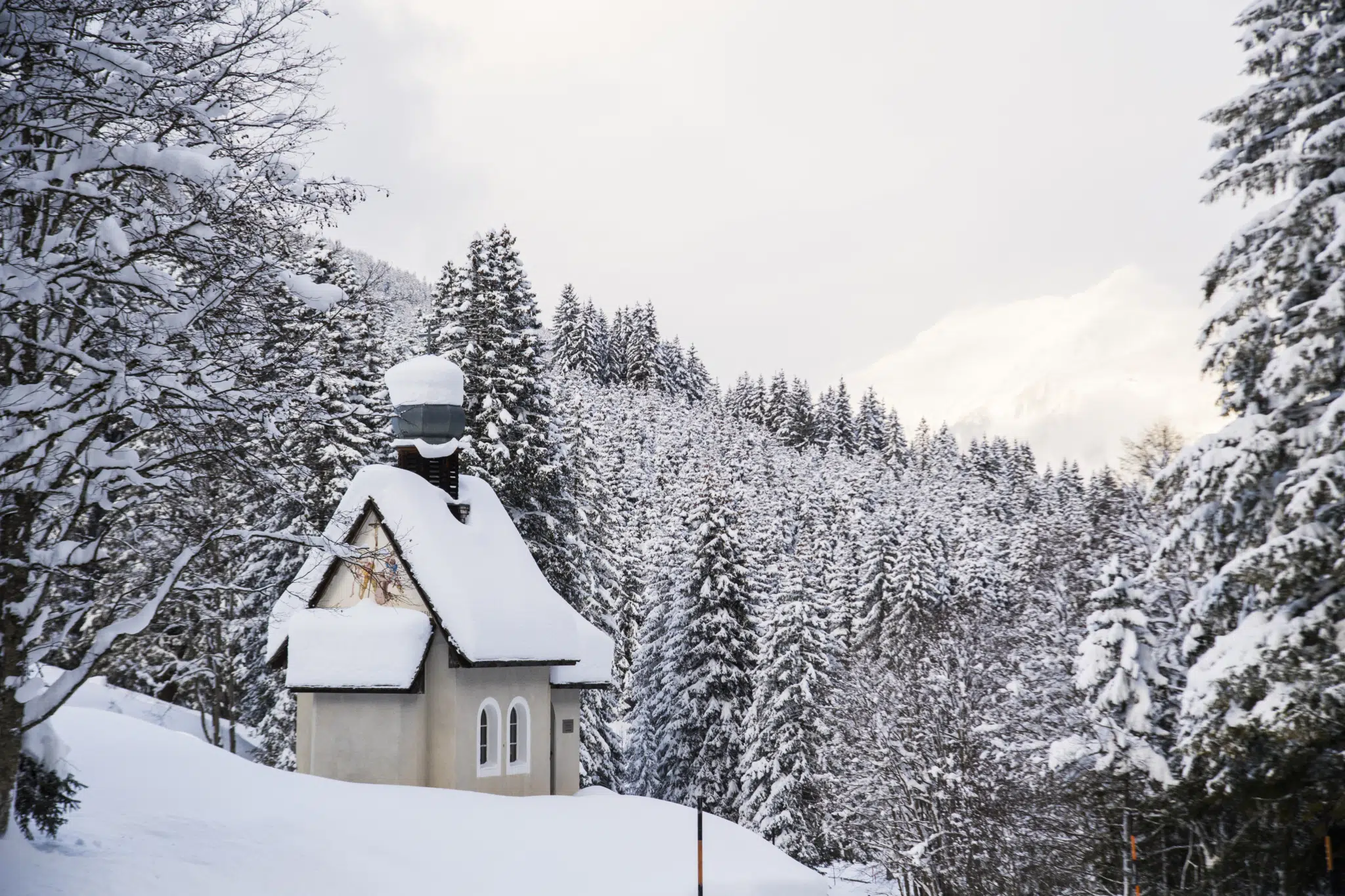 Verschneite Kapelle im Montafon im Winter. In der Nähe des JUFA Hotel Montafon. Der Ort für erholsamen Familienurlaub und einen unvergesslichen Winterurlaub.