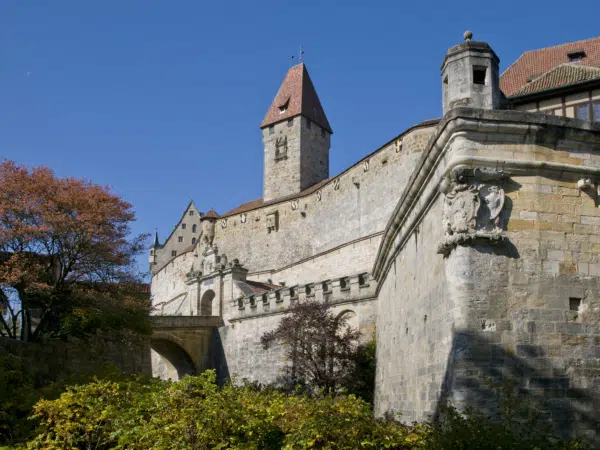 Ihr seht den Eingangsbereich der Veste Coburg. JUFA Hotels bietet Ihnen den Ort für erlebnisreichen Natururlaub für die ganze Familie.