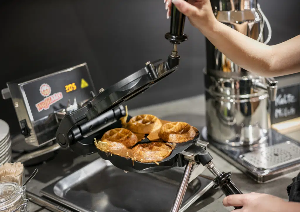 Ihr seht Waffeln am Frühstücksbuffet im JUFA Hotel Weiz. Der Ort für erholsamen Familienurlaub und einen unvergesslichen Winter- und Wanderurlaub.