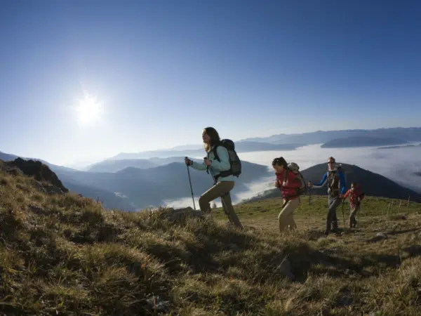 Ihr seht mehrere Personen im Lungau mit Panoramablick im Sommer.