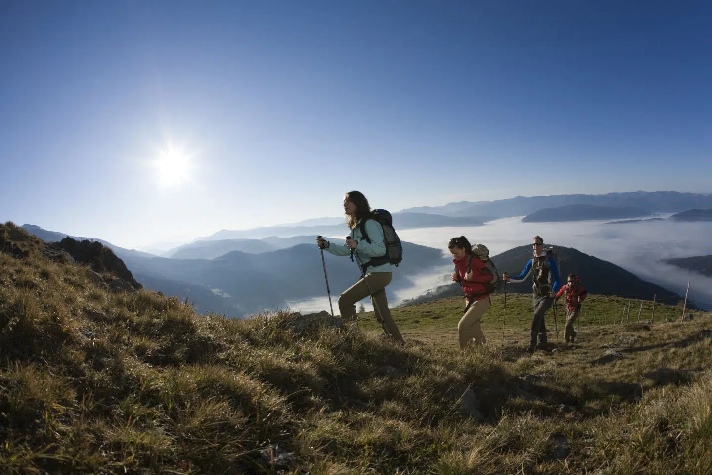 Ihr seht mehrere Personen im Lungau mit Panoramablick im Sommer.