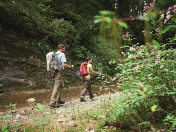 Ihr seht zwei Personen wandern durch die Klamm im Allgäu