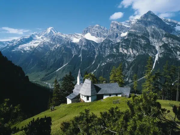 Ihr seht die Wallfahrtskirche St Magdalena von Gschnitz in Tirol