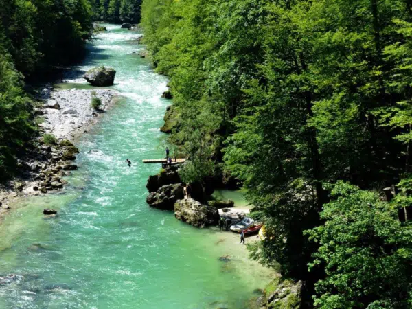 Entdeckt die Schönheit der Natur bei einer Wanderung durch die Wasserlochklamm Palfau im Mostviertel in Niederösterreich. JUFA Hotels bieten erholsamen Familienurlaub und einen unvergesslichen Winter- und Wanderurlaub.