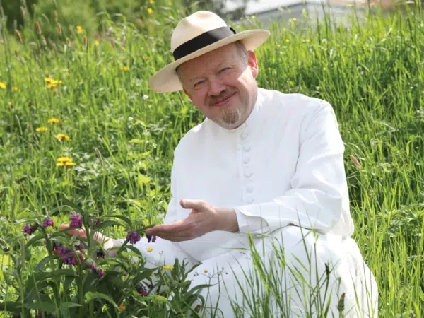 Ihr seht ein Bild des Kräuterpfarrers Benedikt in seinem Schaugarten im Waldviertel