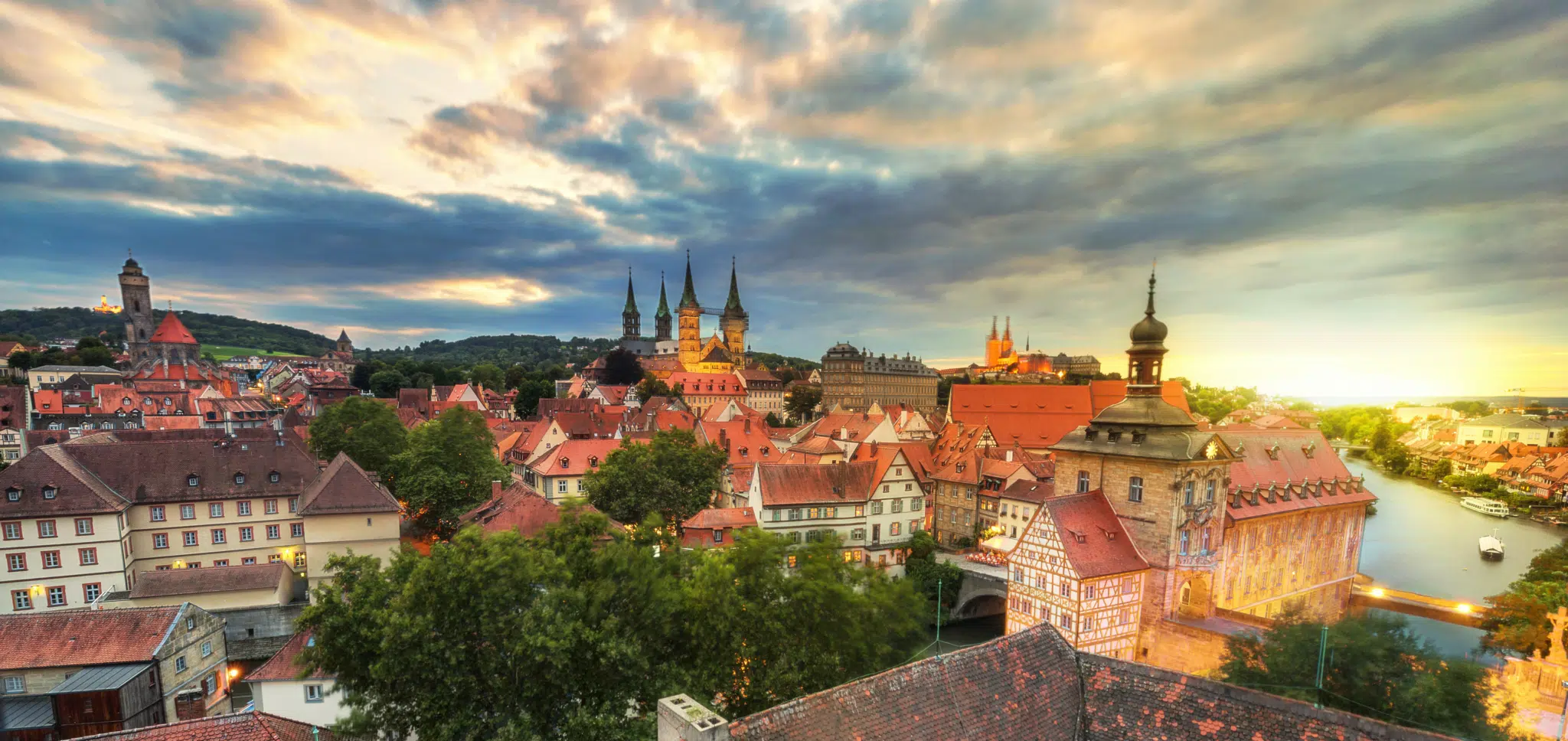 Ihr seht einen Panoramablick über die Weltkulturerbestadt Bamberg. JUFA Hotels bietet kinderfreundlichen und erlebnisreichen Urlaub für die ganze Familie.