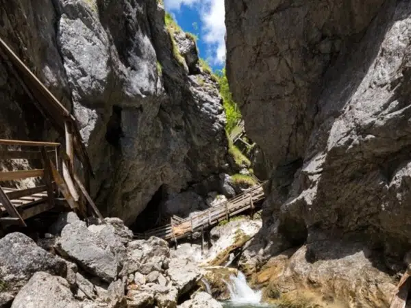 Ihr seht die Wörschachklamm im Ennstal in der Steiermark. JUFA Hotels bietet Ihnen den Ort für erlebnisreichen Natururlaub für die ganze Familie.