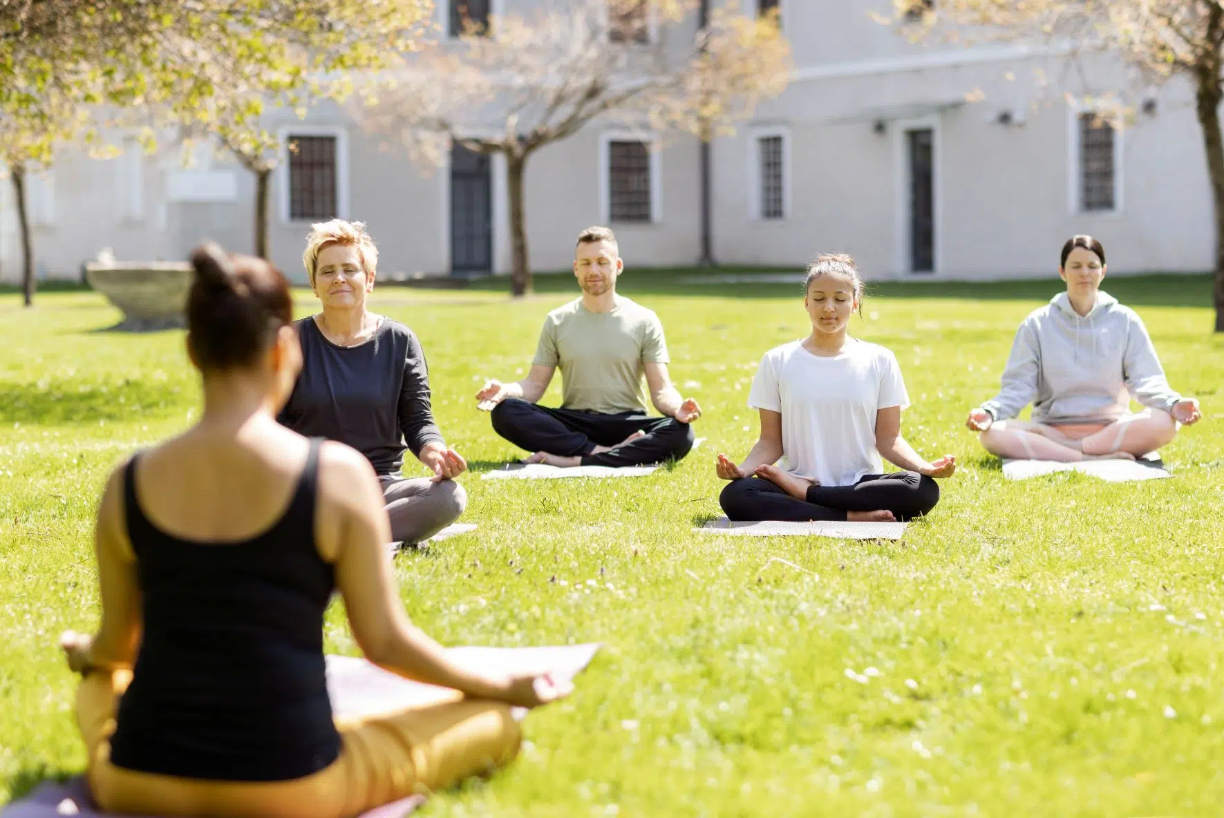 Yoga im Klostergarten des JUFA Hotel Stift Gurk****