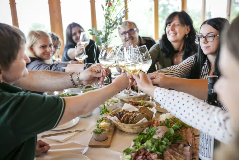 Ihr seht eine Brettljause im JUFA Hotel Tieschen – Bio-Landerlebnis. Der Ort für kinderfreundlichen und erlebnisreichen Urlaub für die ganze Familie.