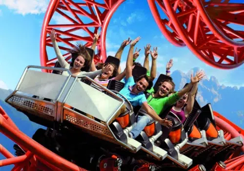 Achterbahnfahrt im Skylinepark Allgäu mit Loiping. JUFA Hotels bietet kinderfreundlichen und erlebnisreichen Urlaub für die ganze Familie.