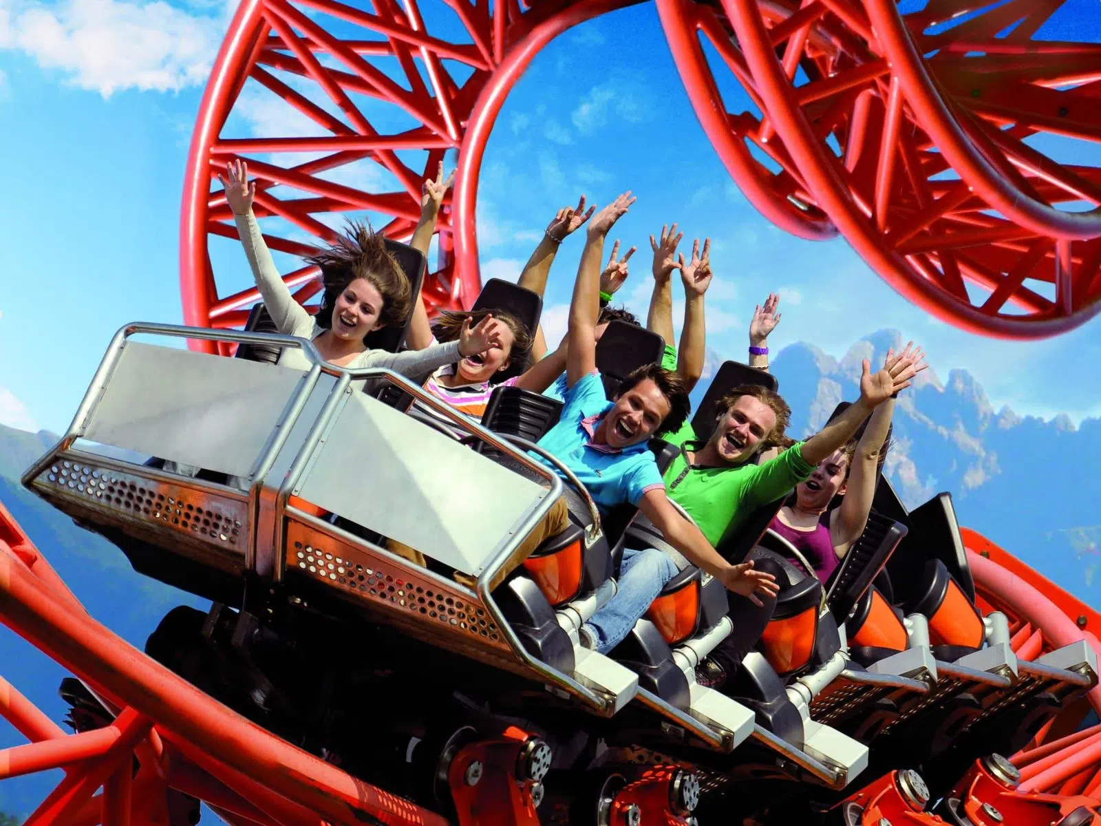 Achterbahnfahrt im Skylinepark Allgäu mit Loiping. JUFA Hotels bietet kinderfreundlichen und erlebnisreichen Urlaub für die ganze Familie.