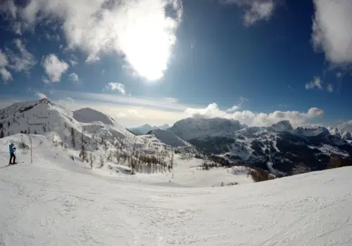 Ihr seht eine Person beim Skifahren im Winter am Nassfeld in Kärnten.