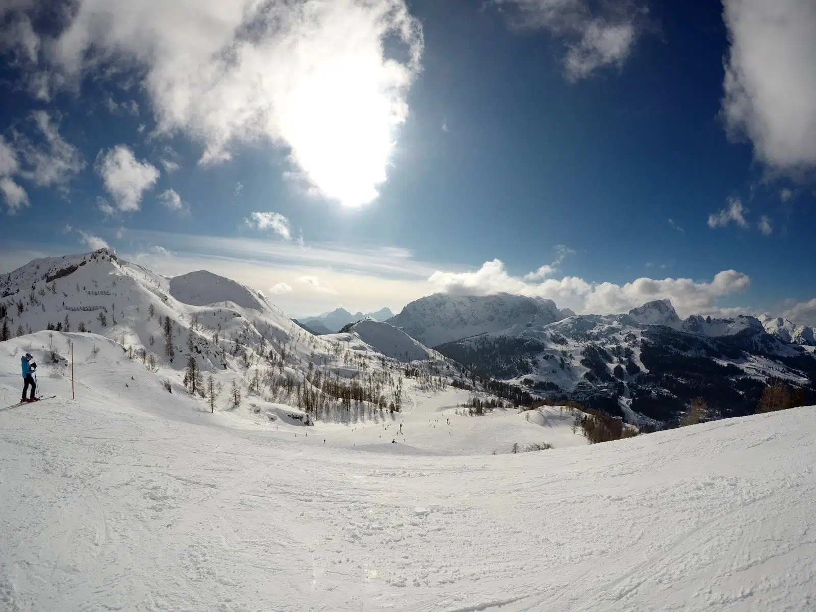 Ihr seht eine Person beim Skifahren im Winter am Nassfeld in Kärnten.