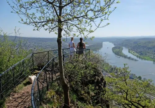 Ihr seht zwei Frauen beim Aussichtspunkt im Siebengebirge.