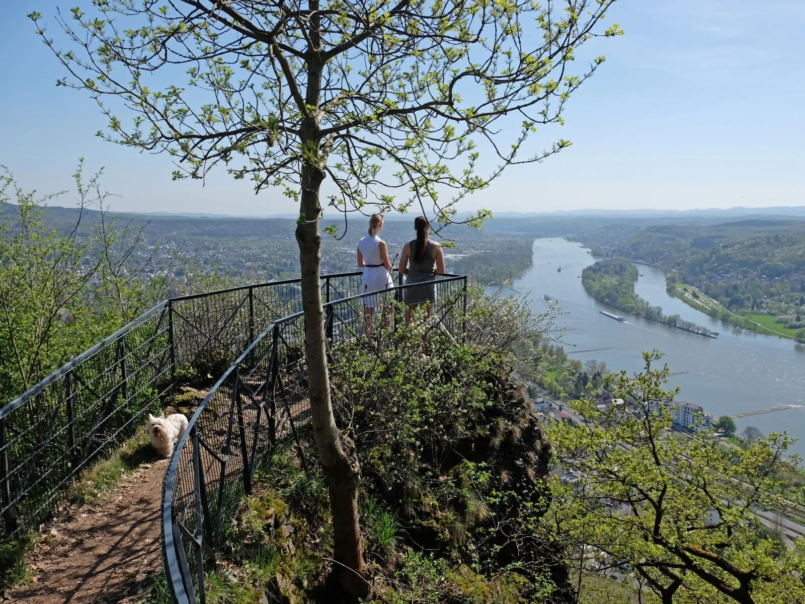 Ihr seht zwei Frauen beim Aussichtspunkt im Siebengebirge.