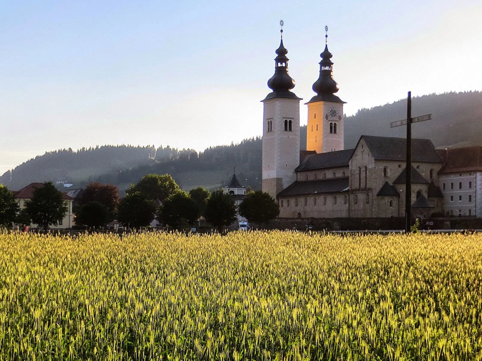 Der Dom zu Gurk in der Nähe vom JUFA Hotel Stift Gurk mit Blumenwiese. JUFA Hotels bieten erholsamen Familienurlaub und einen unvergesslichen Winter- und Wanderurlaub.