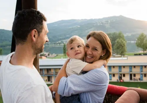 Ihr seht eine Familie bei einer Ballonfahrt am Stubenbergsee.