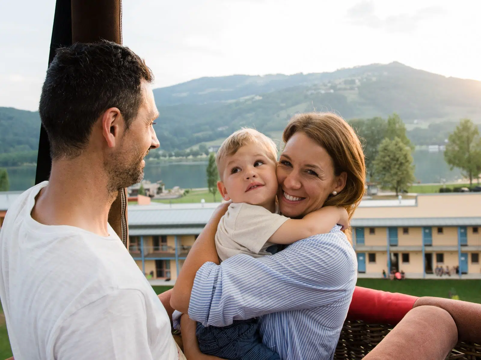 Ihr seht eine Familie bei einer Ballonfahrt am Stubenbergsee.