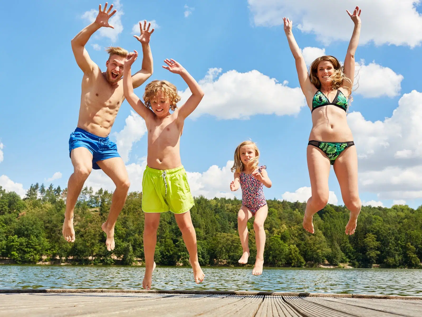 Ihr seht eine Familie in den See springen.