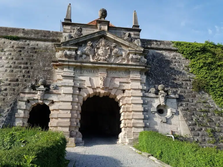 Ihr seht den Festungseingang vom JUFA Hotel Festung Rosenberg Kronach***s im Sommer. JUFA Hotels bietet kinderfreundlichen und erlebnisreichen Urlaub für die ganze Familie.