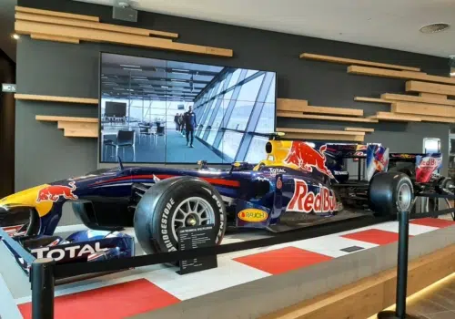 Ihr seht ein ausgestelltes Formel 1 Auto am Red Bull Ring.