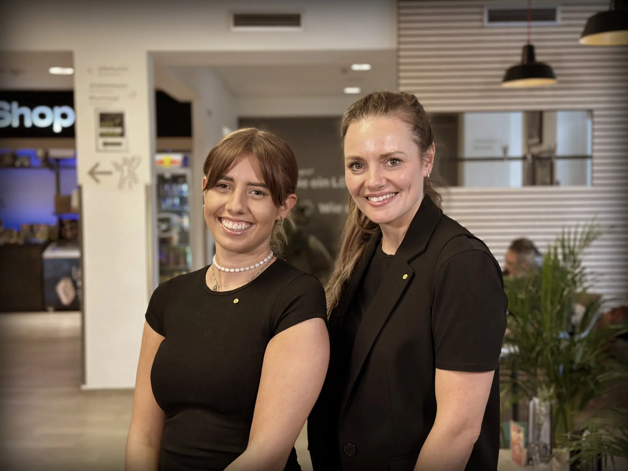 Ihr seht zwei Frauen, die im Housekeeping bei den JUFA Hotels arbeiten.