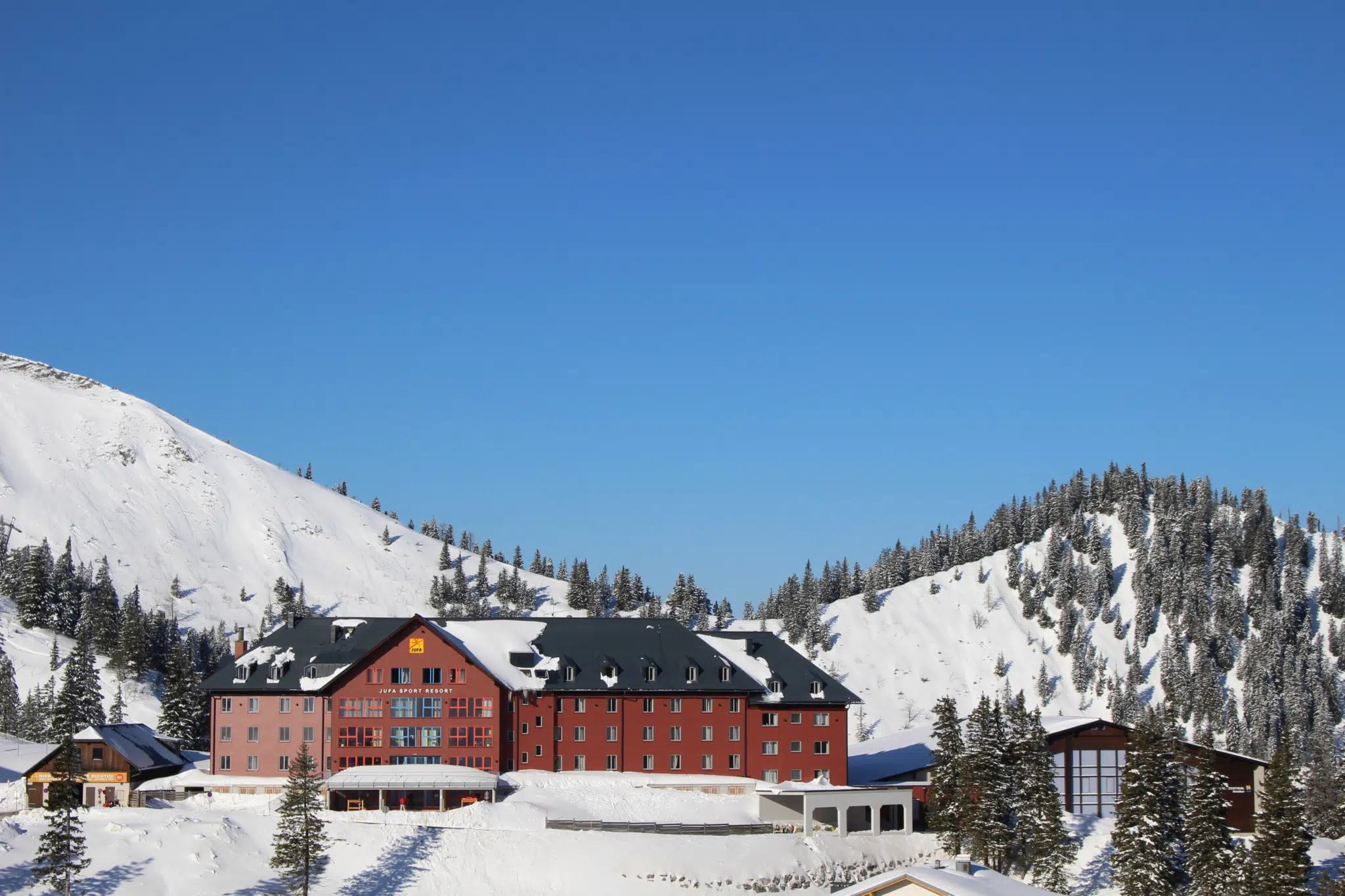 Aussenansicht vom JUFA Hotel Hochkar - Sport-Resort im Winter. Der Ort für erfolgreiches Training in ungezwungener Atmosphäre für Vereine und Teams.