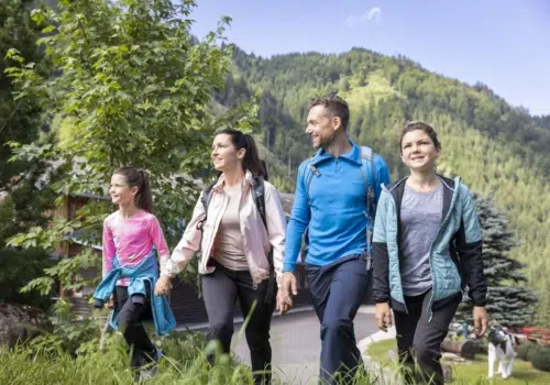 Ihr seht eine Familie in Eisenerz wandern.