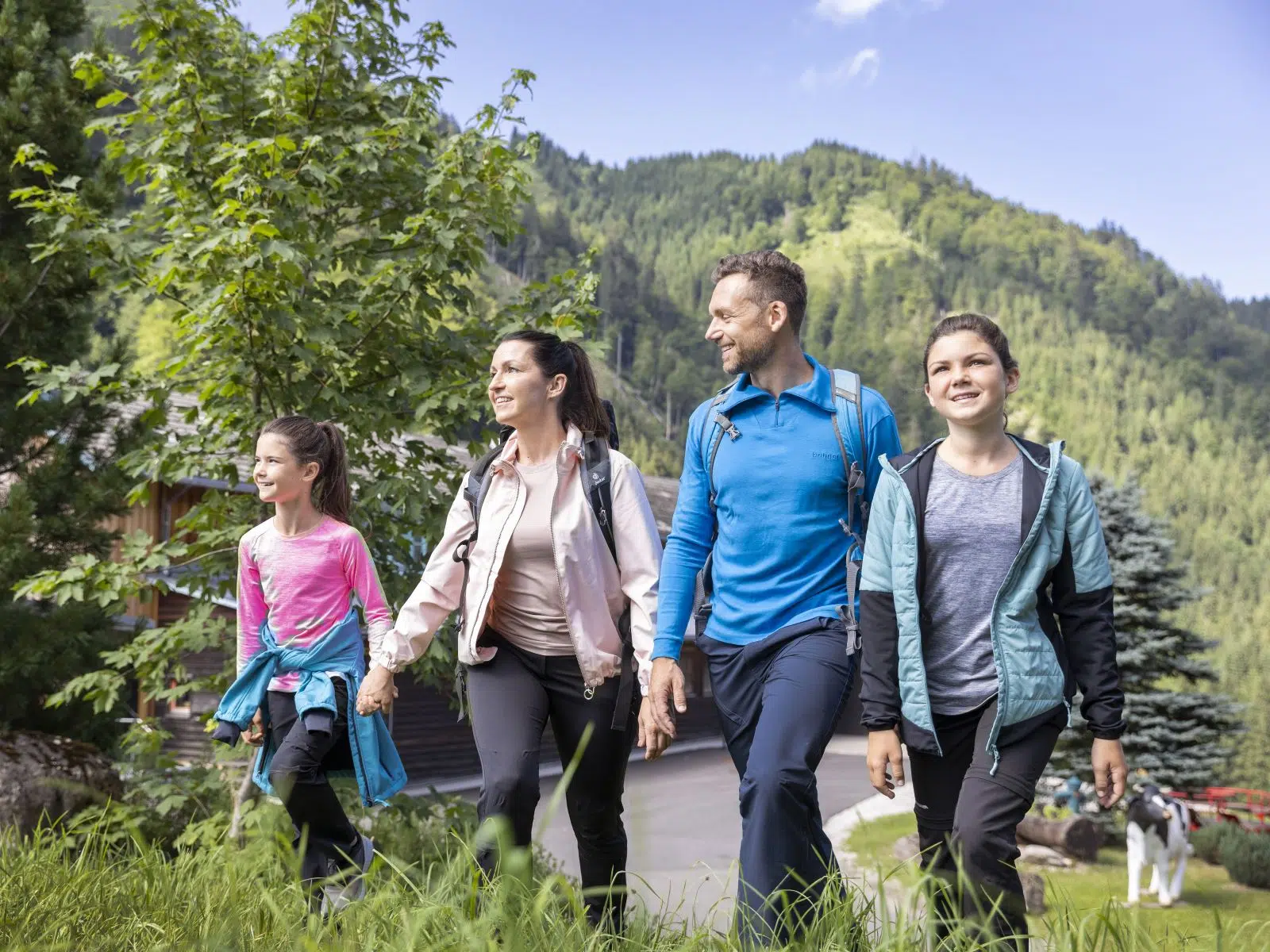 Ihr seht eine Familie in Eisenerz wandern.