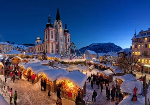 Mariazeller Advent mit der Basilika Mariazell bei winterlicher Abendstimmung in der Nähe von JUFA Hotels. Der Ort für erholsamen Familienurlaub und einen unvergesslichen Winterurlaub.