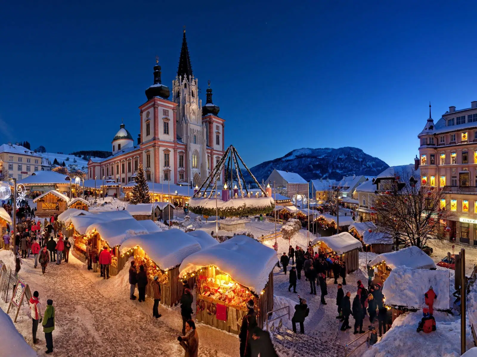 Mariazeller Advent mit der Basilika Mariazell bei winterlicher Abendstimmung in der Nähe von JUFA Hotels. Der Ort für erholsamen Familienurlaub und einen unvergesslichen Winterurlaub.