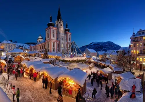 Mariazeller Advent mit der Basilika Mariazell bei winterlicher Abendstimmung in der Nähe von JUFA Hotels. Der Ort für erholsamen Familienurlaub und einen unvergesslichen Winterurlaub.