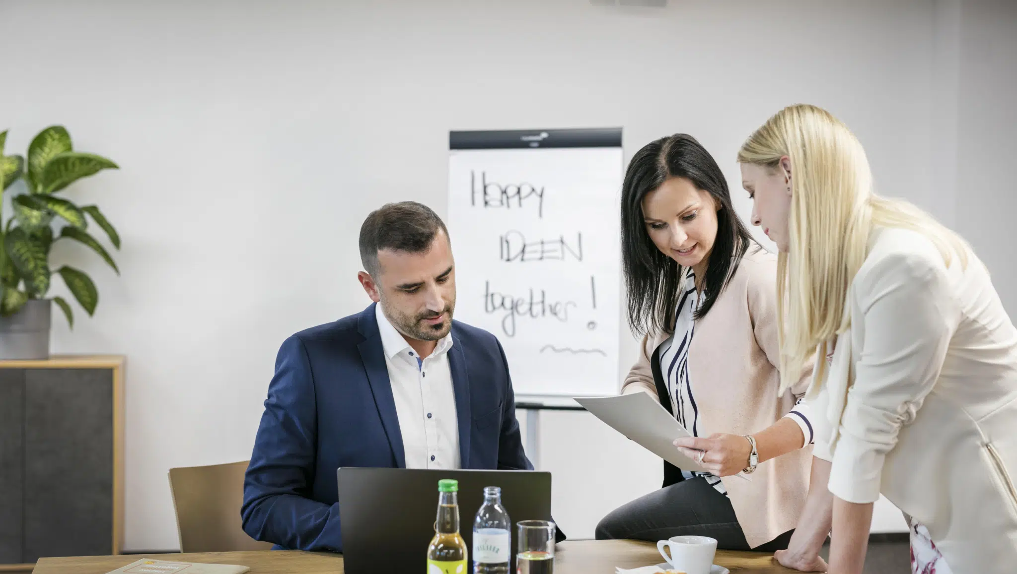 Ihr seht zwei Damen und einen Herren in einer Besprechung. JUFA Hotels bietet den Ort für erfolgreiche und kreative Seminare in abwechslungsreichen Regionen.