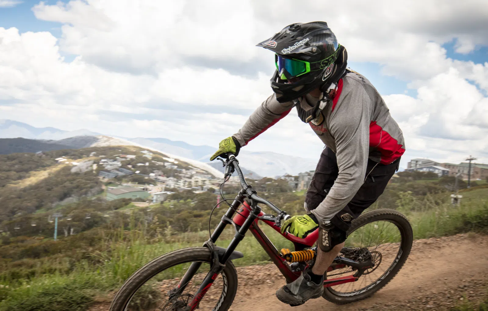 Ihr seht eine Person beim Mountainbiken im Sommer.