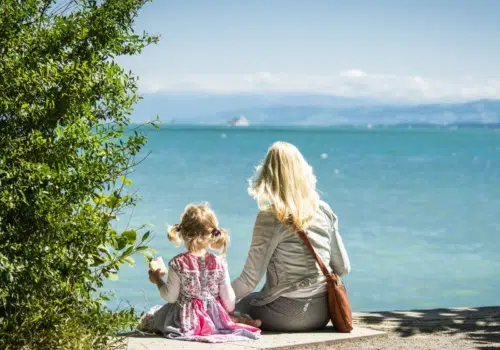 Ihr seht eine Mutter mit ihrem Kind am Bodensee.