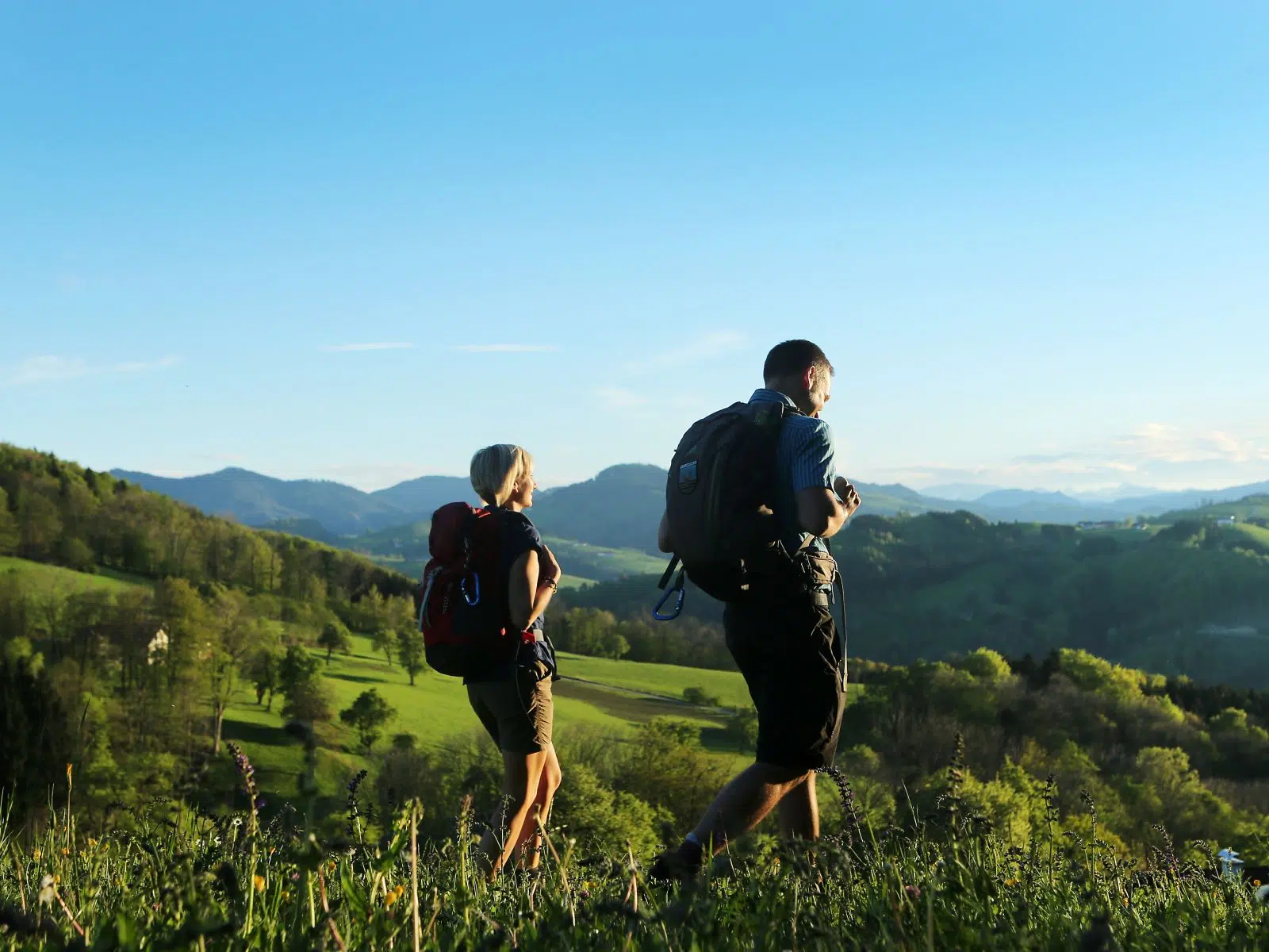 Wanderpaar im Naturpark Ötscher-Tormäuer im Mostviertel in der Nähe von JUFA Hotels. Der Ort für erholsamen Familienurlaub und einen unvergesslichen Winter- und Wanderurlaub.