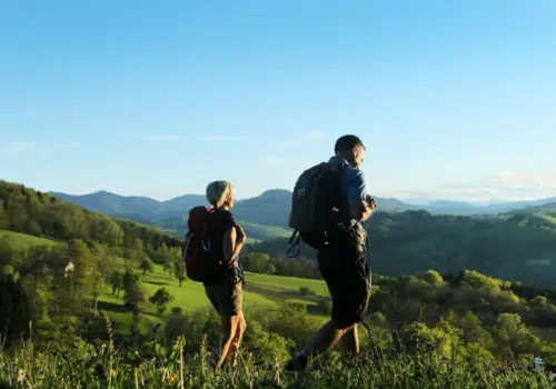 Wanderpaar im Naturpark Ötscher-Tormäuer im Mostviertel in der Nähe von JUFA Hotels. Der Ort für erholsamen Familienurlaub und einen unvergesslichen Winter- und Wanderurlaub.