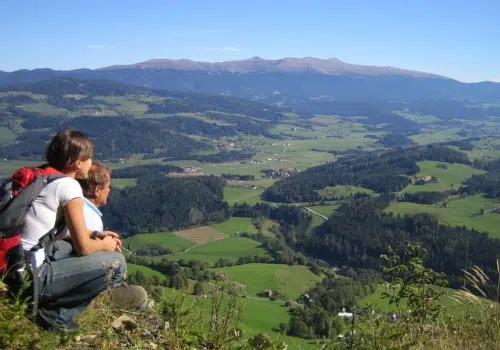 Ihr seht zwei Leute am Zirbitzkogel.