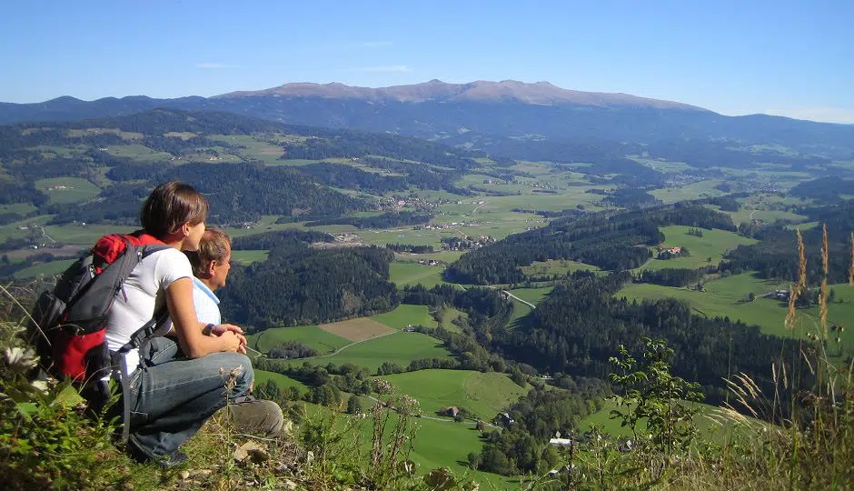 Ihr seht zwei Leute am Zirbitzkogel.