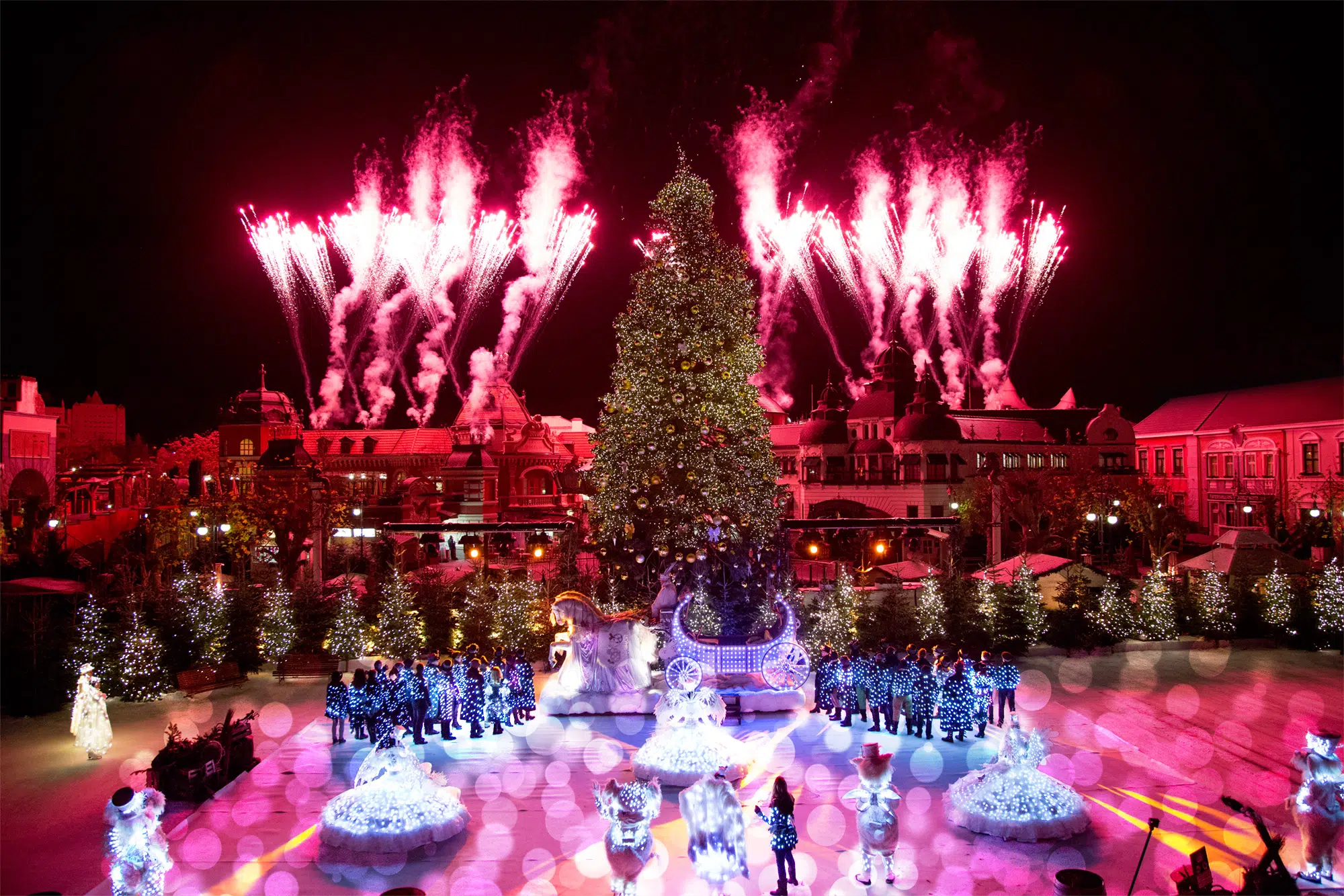 Ihr seht eine Show im Phantasialand mit Feuerwerk im Winter. JUFA Hotels bietet erholsamen Familienurlaub und einen unvergesslichen Winterurlaub.