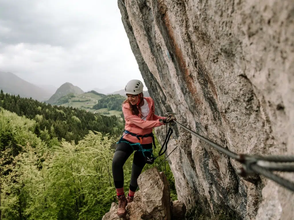 Ihr seht eine Frau am Klettersteig in der Ferienregion Pyhrn-Priel im Sommer.