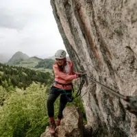 Ihr seht eine Frau am Klettersteig in der Ferienregion Pyhrn-Priel im Sommer.