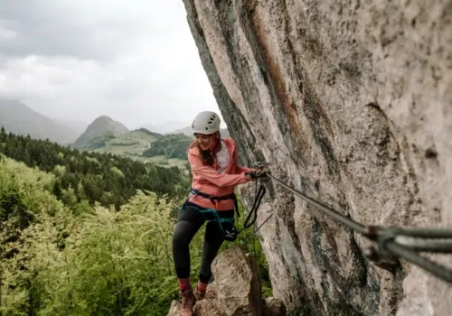 Ihr seht eine Frau am Klettersteig in der Ferienregion Pyhrn-Priel im Sommer.