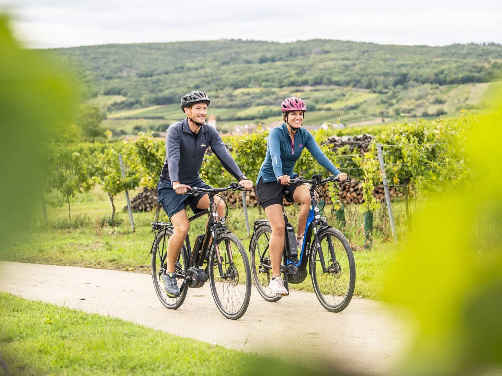 Ihr seht zwei Radfahrer in Falkenstein im Weinviertel. JUFA Hotels bietet Ihnen den Ort für erlebnisreichen Natururlaub für die ganze Familie.