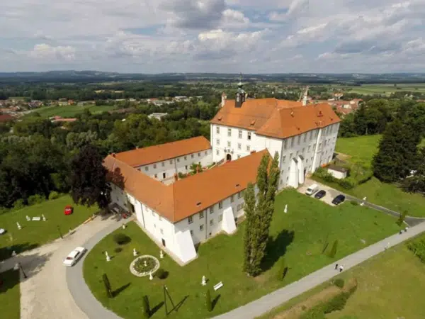 Ihr seht das Schloss Oberradkersburg