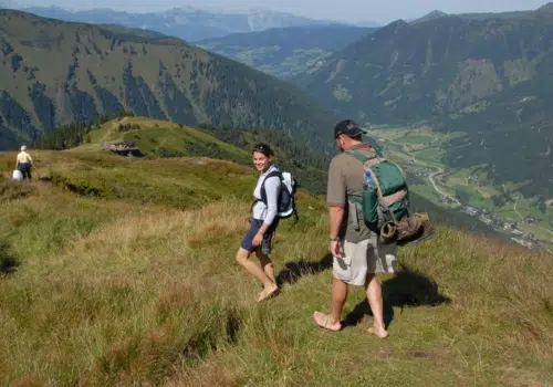 Ihr seht zwei Wanderer auf der Riesneralm.