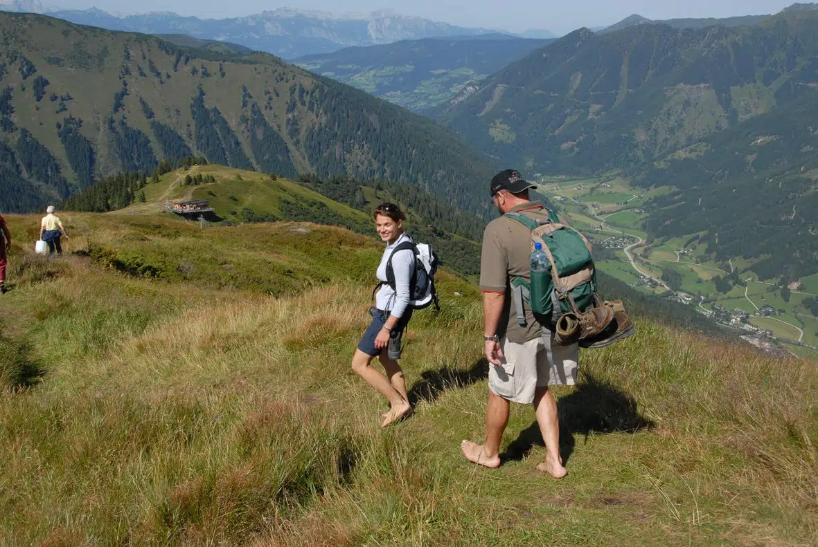 Ihr seht zwei Wanderer auf der Riesneralm.